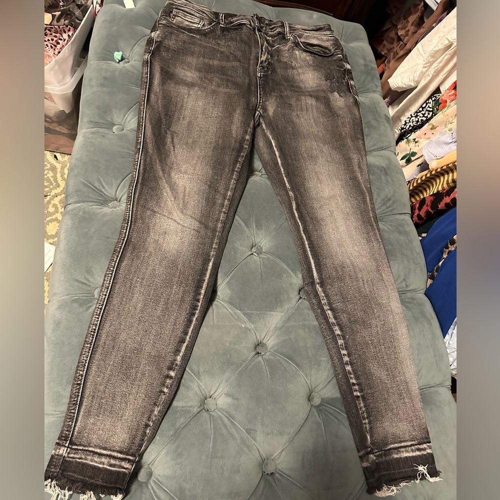Black acid washed look skinny jeans by Judy blue EUC size 15/32